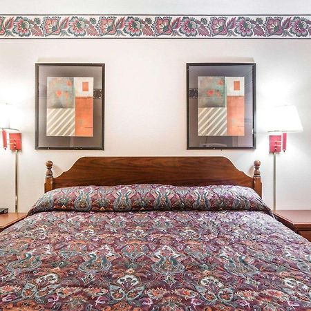 Econo Lodge McDonough Værelse billede